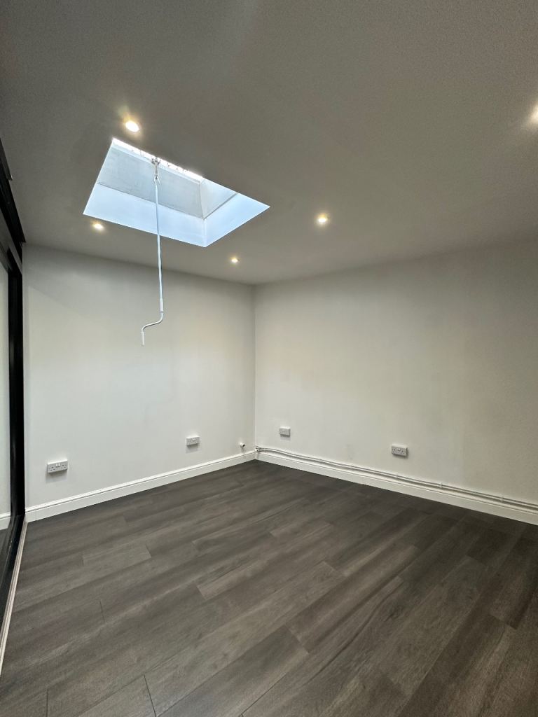 Rear Ground Floor Retail / Commercial Unit to Let – Bethnal Green – £1,000 PCM