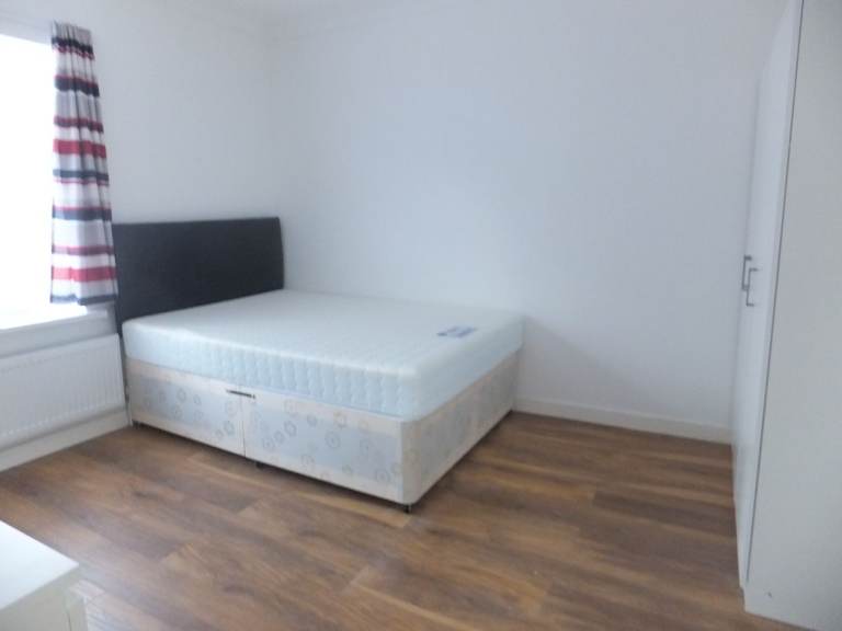 All Inclusive Double room, shared kitchen, close to West Tube station