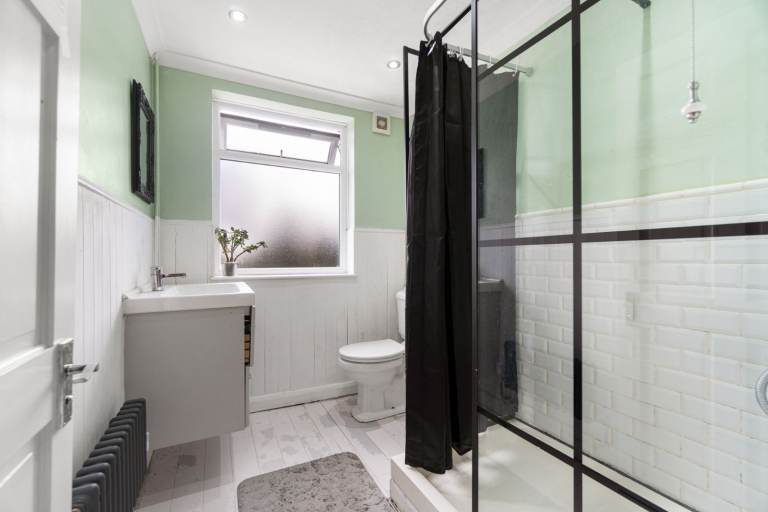 4 bed Terraced House with conservatory, parking and a big conversion, extension potential