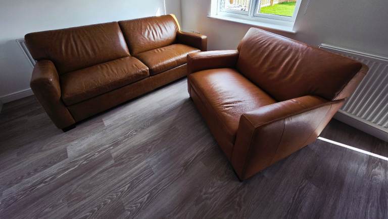 Elegant NEXT Darwin 3 Seater Leather Sofa & Snuggle Chair (Nearly New).