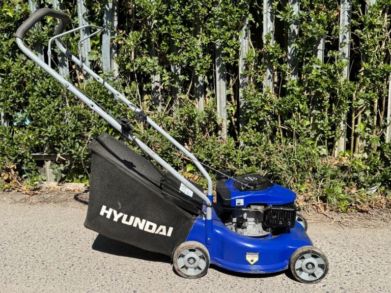 Hyundai petrol lawn mower good working order 