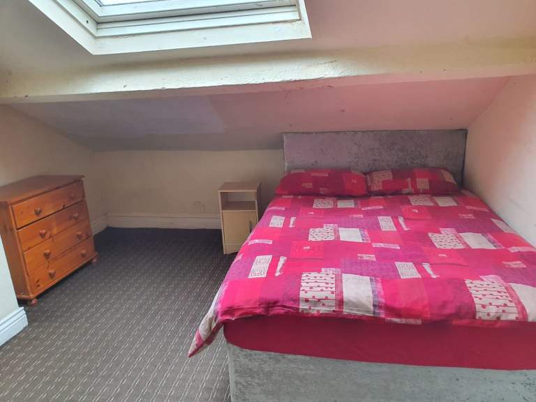 Fully furnished room available in a great City Centre location (BD1) house share. 