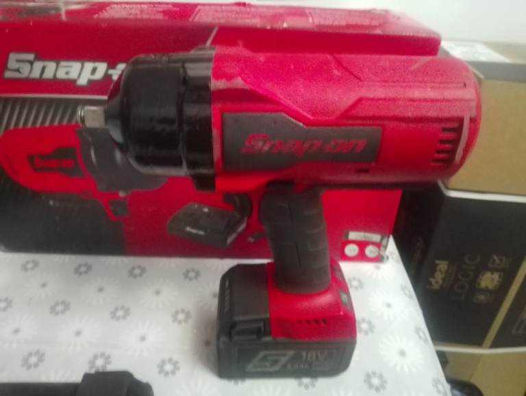 SNAP ON IMPACT GUN 2 BATTERYS CHARGER BOXED