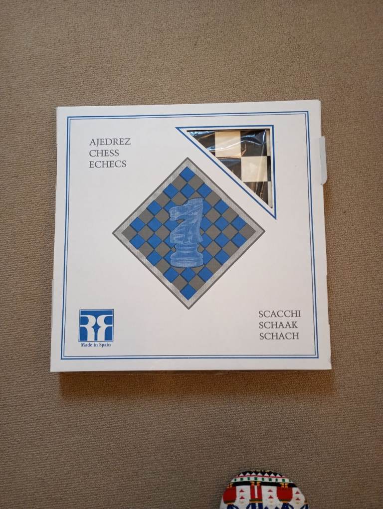 Beautiful Chess Board (with high quality wooden pieces)
