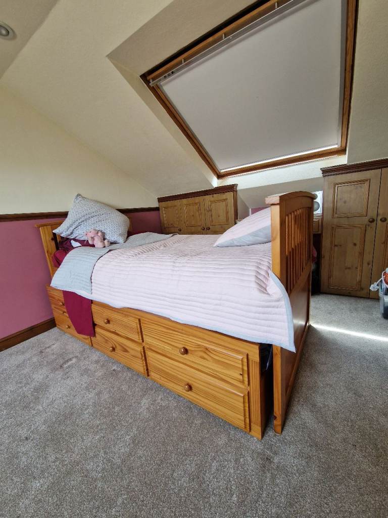 Trundle bed, solid wood finish