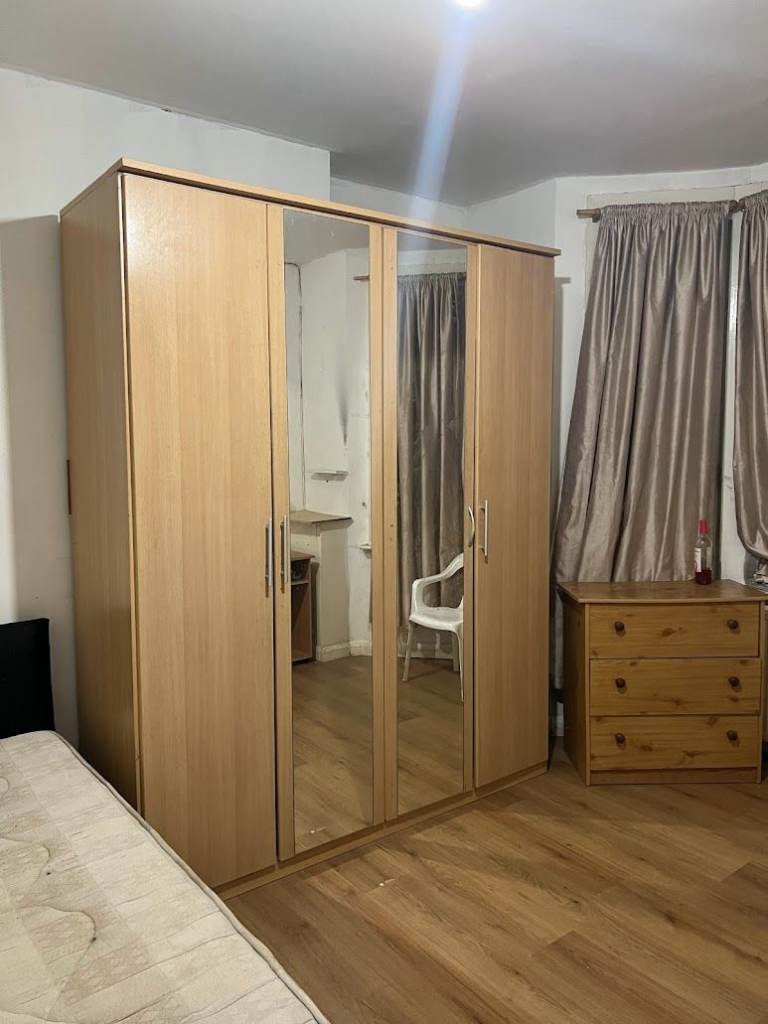 King size room for rent 