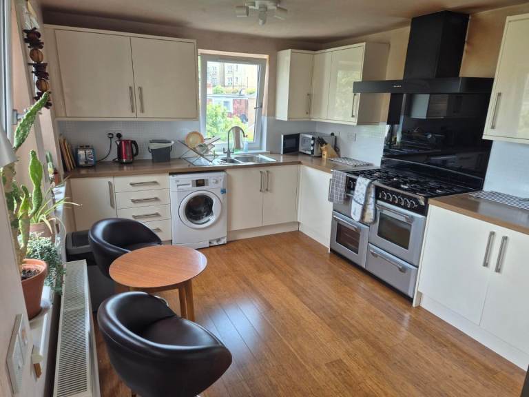 Lovely light double Room in grand old house All BILLS INCLUDED 