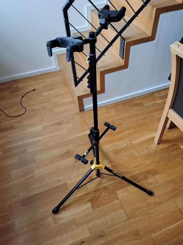 Hercules guitar stand