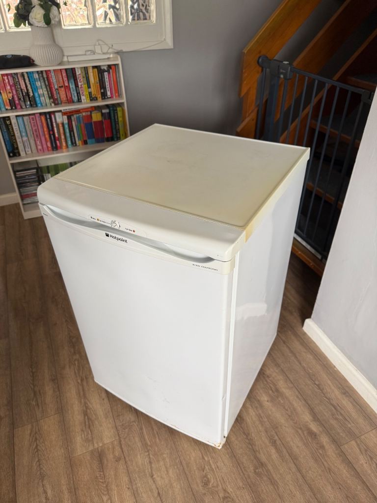 Hotpoint UF06 Undercounter Freezer – old but works fine