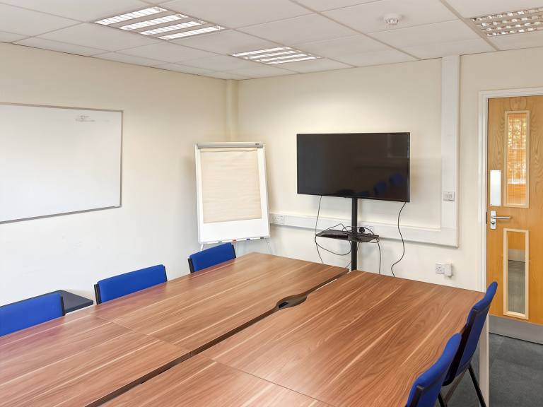 Coventry - CV1 2AQ \ Flexible Office Space with 4 Desks