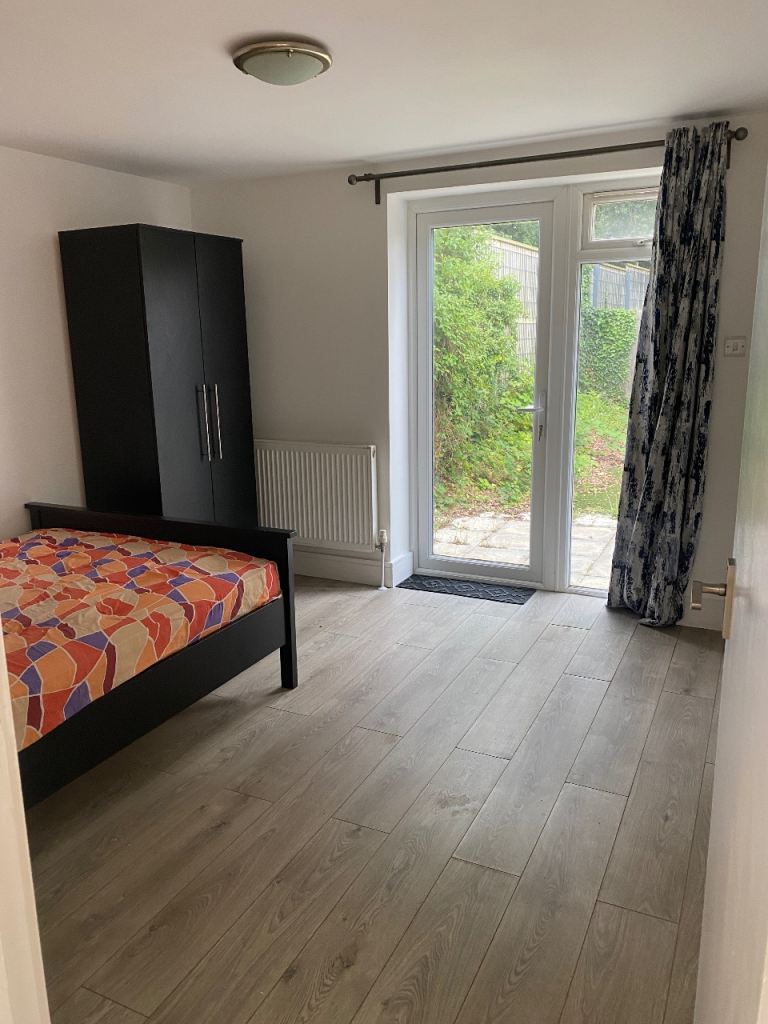 Double Room Available in 2-Bedroom Studio – 3 Minutes from College Lane