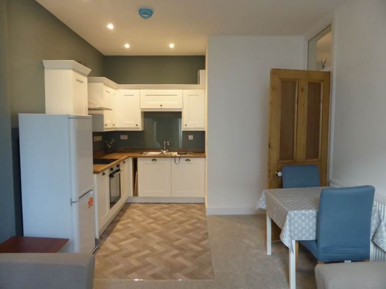 Spacious Recently Renovated 2-bedroom Flat in Peaceful Meadowbank Location
