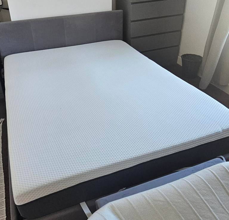 Kingsize bed with Kingsize Emma mattress 