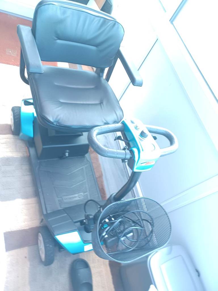 Lightweight Blue & Black 4-Wheel Mobility Scooter – Comfort Seat, Basket & Charger Included 