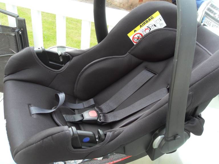 Car seat/baby carrier as new Only used by grandparents on one occasion Pick up FY55LR