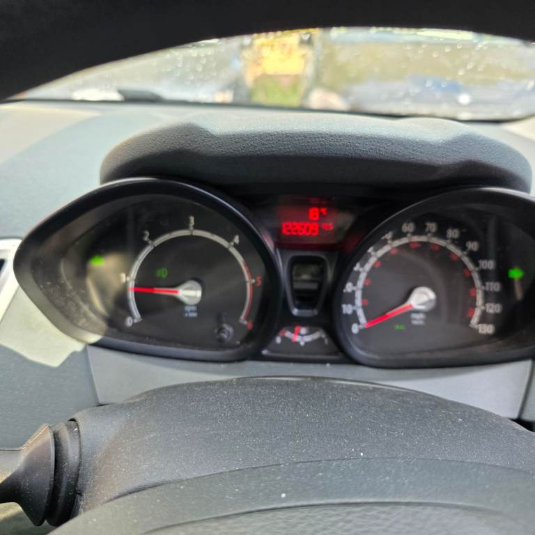 FORD FIESTA MK7 ZETEC S EDITION 1.6 DIESEL 95 BHP YEAR 2011 12 MONTHS MOT&£20 ROAD TAX PEAR YEAR!!!