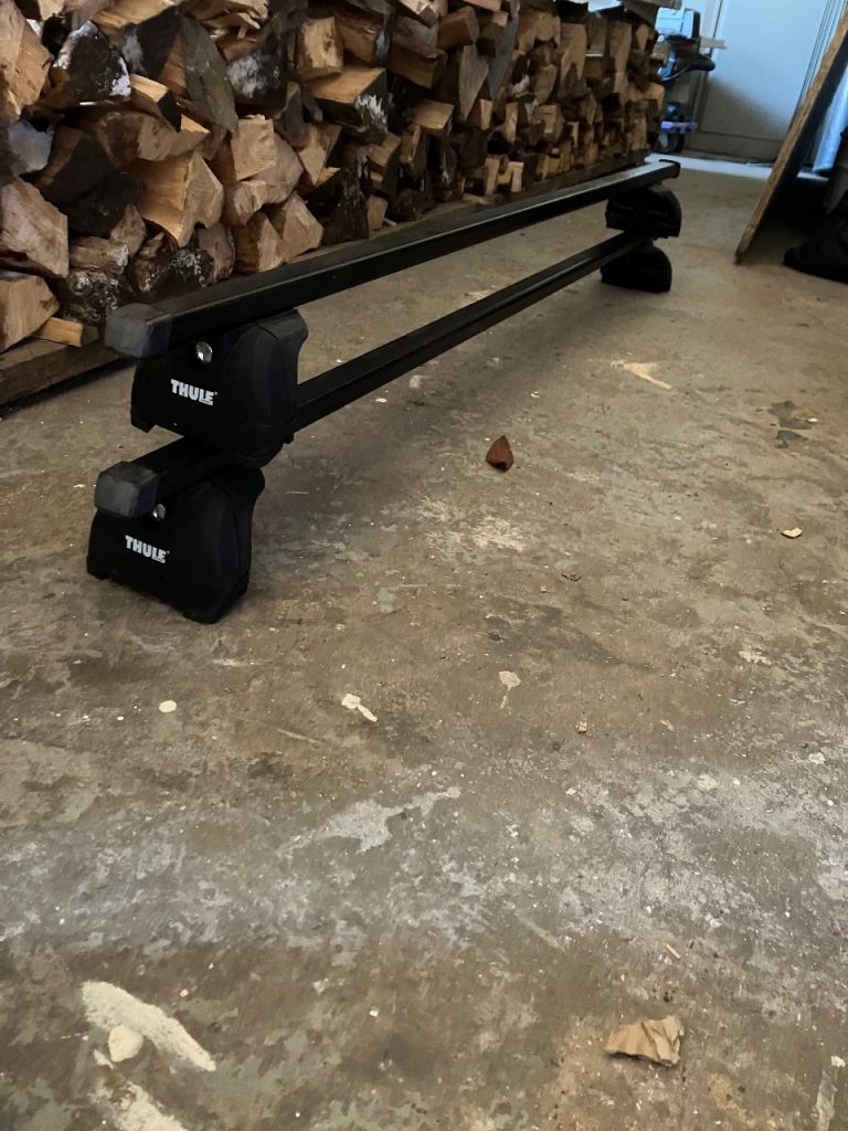 Thule lockable roof bars and exodus 470 roof box