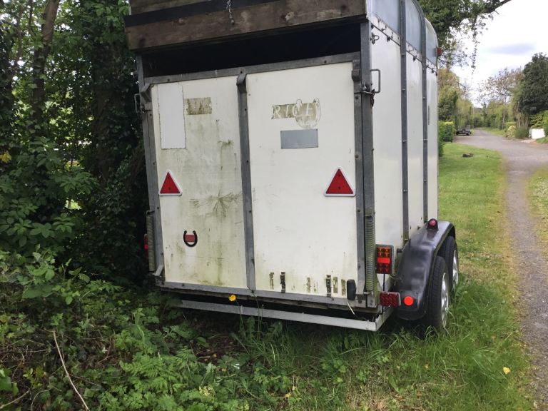 Enclosed car trailer