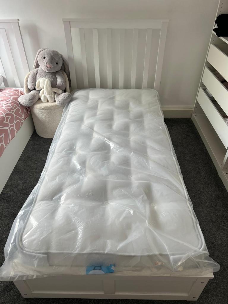 Single ottoman bed 