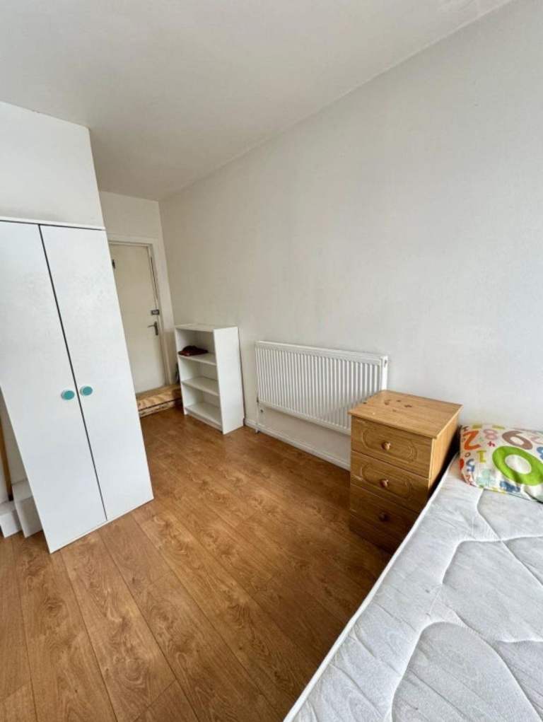 FULLY FURNISHED STUDIO FLAT TO RENT in High street HA8, (Bills Included Except council tax )