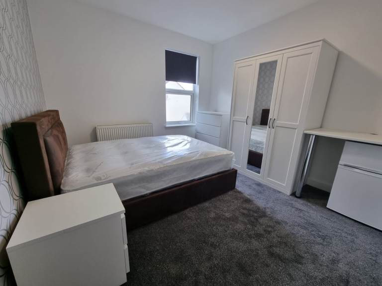 **All Bills Included (£100 extra)**Ensuite Bathroom**Fitted Communal Kitchen**Fully Furnished**