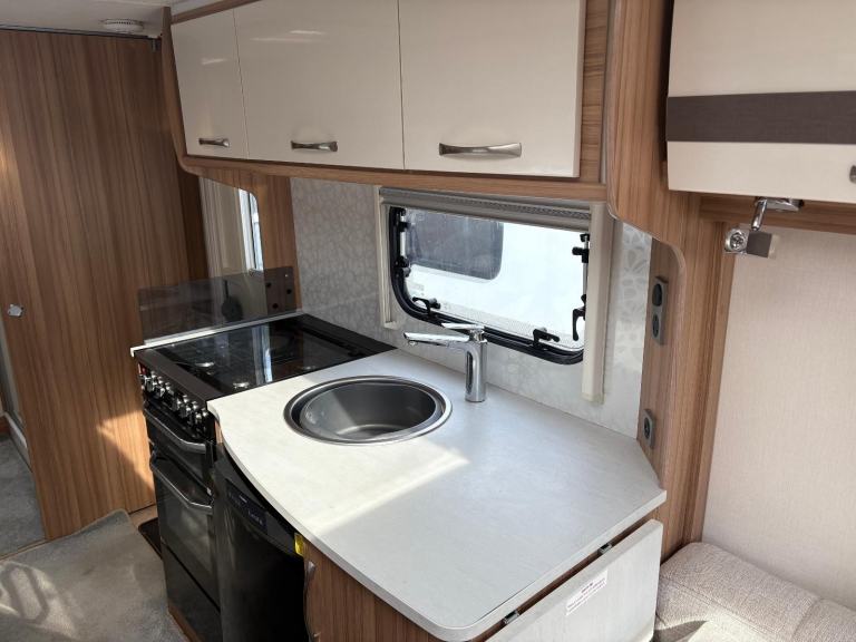LUNAR CLUBMAN ES - 3 BERTH CARAVAN WITH END WASHROOM + MOTORMOVER