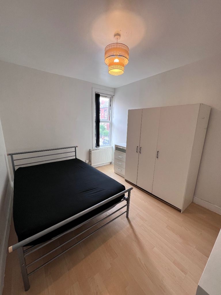 1 BEDROOM FLAT SHARE 