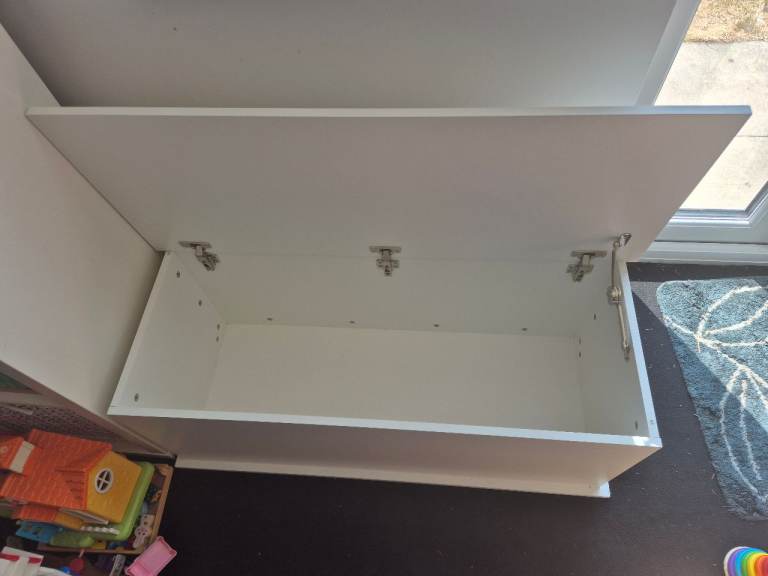 White Storage Chest with Lift-Up Lid 