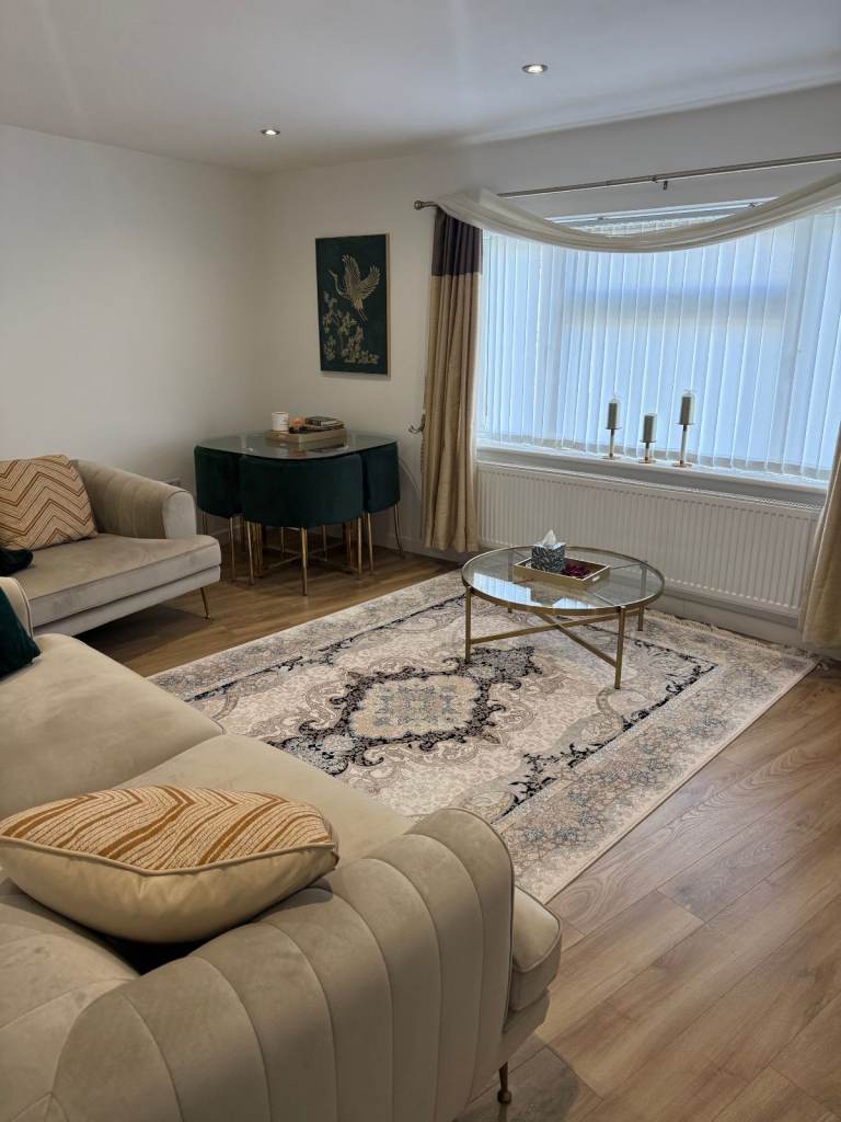 2 Bedroom Flat - Fully Furnished - All Bills Included- Prime Location 3min from Station 