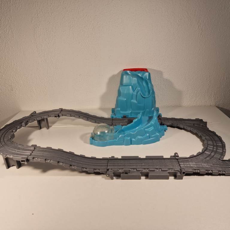 Thomas & friends take n play penguin jump track play set