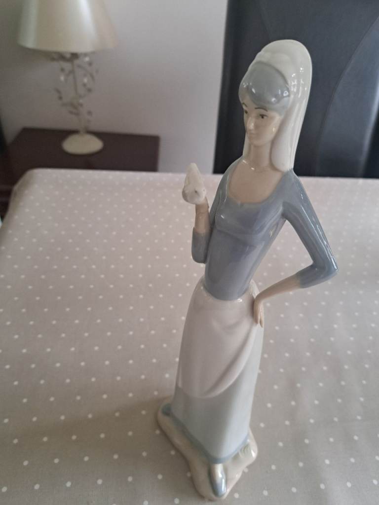 Valencian (Spain) porcelain lady figurine 