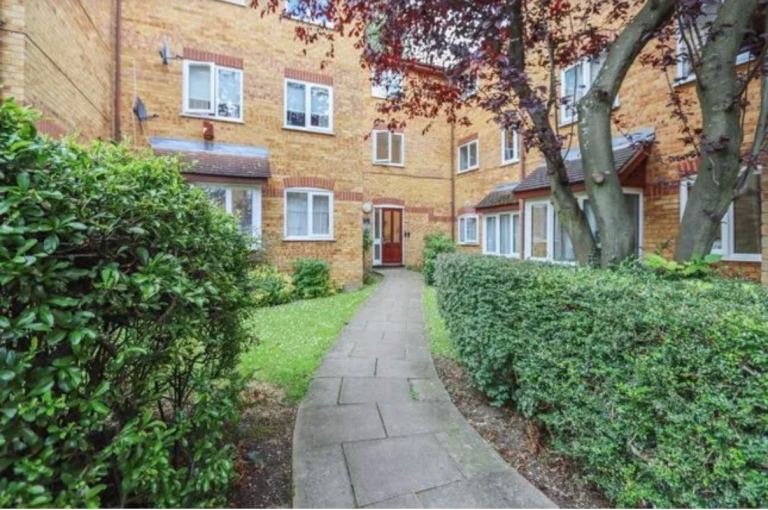 Cozy 2 bedroom available in N11