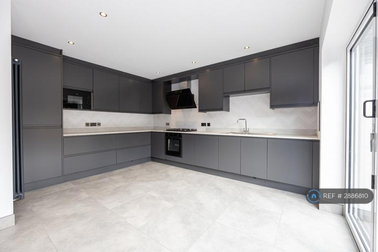 4 bedroom house in Beresford Crescent, Newcastle-Under-Lyme, ST5 (4 bed) (#2886810)