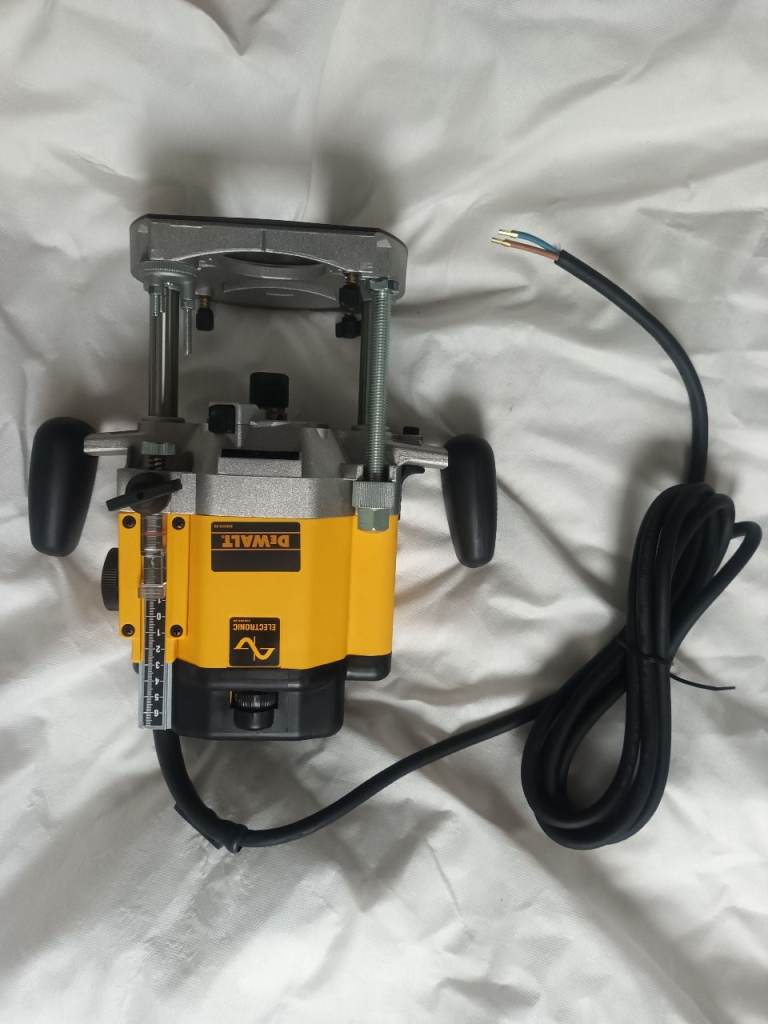 Dewalt DW625E LX Variable Speed Router 1/2'' 110V with Guide