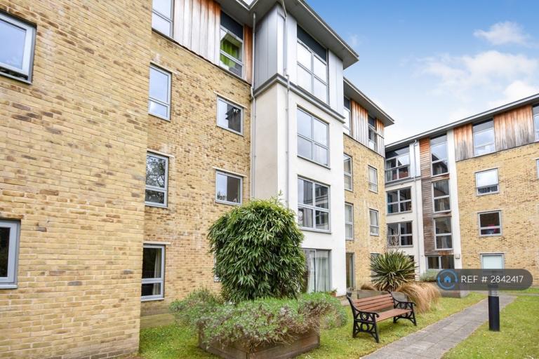 2 bedroom flat in Coombe Way, Farnborough, GU14 (2 bed) (#2842417)