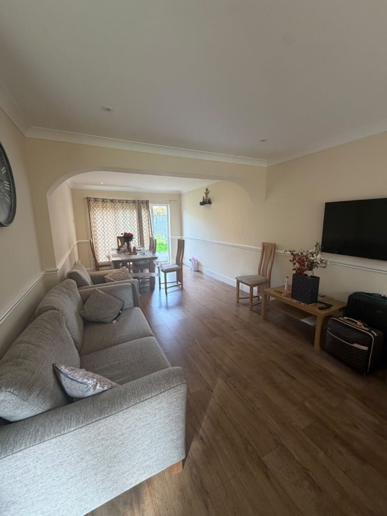 5 Bedrooms Detached Furnished House is available to rent in Reading RG4 