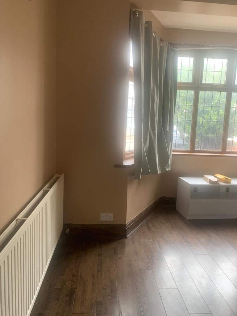 Spacious & Cosy double room for Rent IG2 7DL