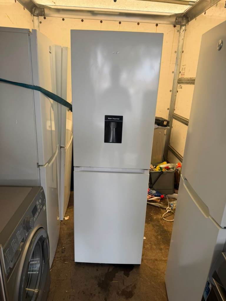 L0GIK White Fridge Freezer with Water Dispenser – Excellent Working Condition