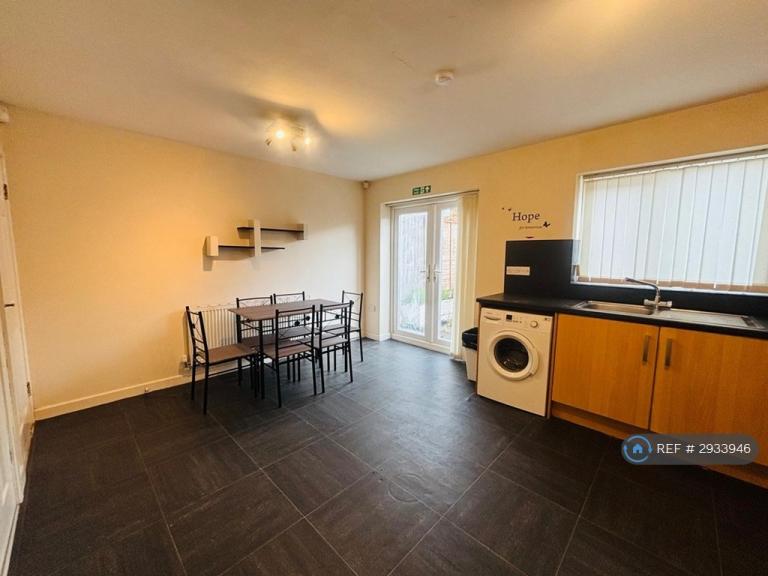 4 bedroom house in Anderton St, Wigan, WN2 (4 bed) (#2933946)