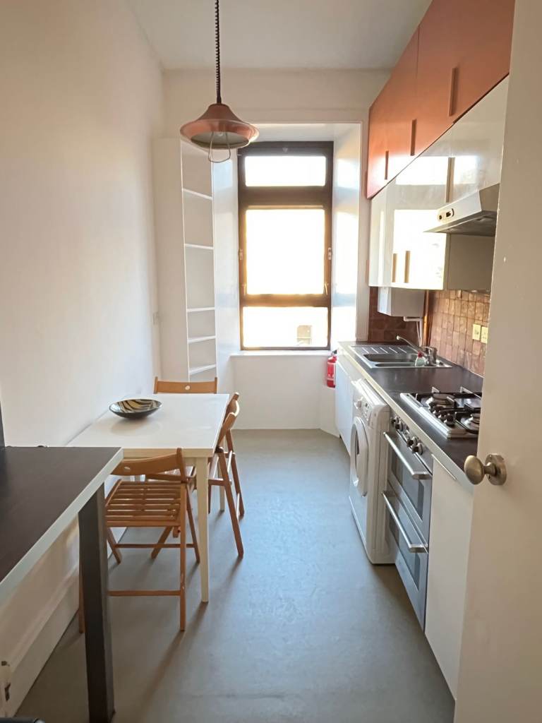 2 bedroom flat in excellent location, off Byres Road, Glasgow