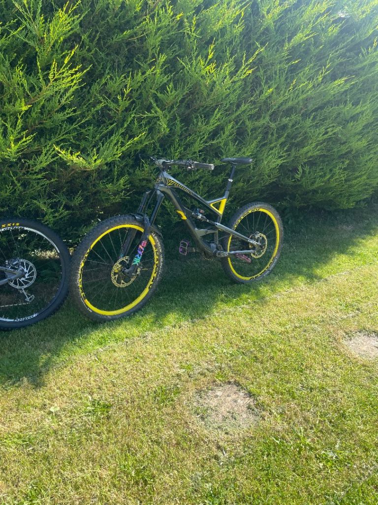 High spec enduro mountain bikes