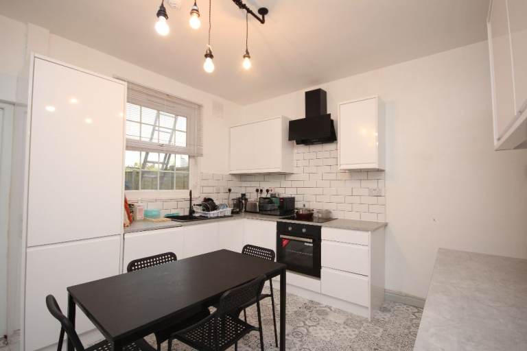 Room Available in Hockley – 4 Bed House