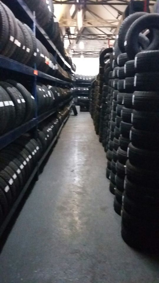 Matching pair 205 40 18 contispoty6 tyres as new £100 pair fits & bal 