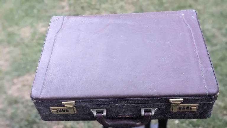 CLASSIC BROWN LEATHER ATTACHÉ BRIEFCASE WITH COMBINATION LOCKS