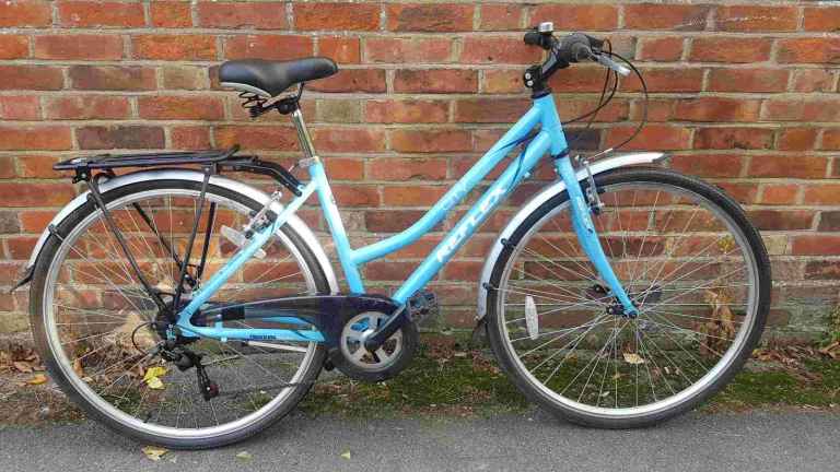 City Reflex Trekking Technology Hybrid Bike in good condition with mudguards, kickstand