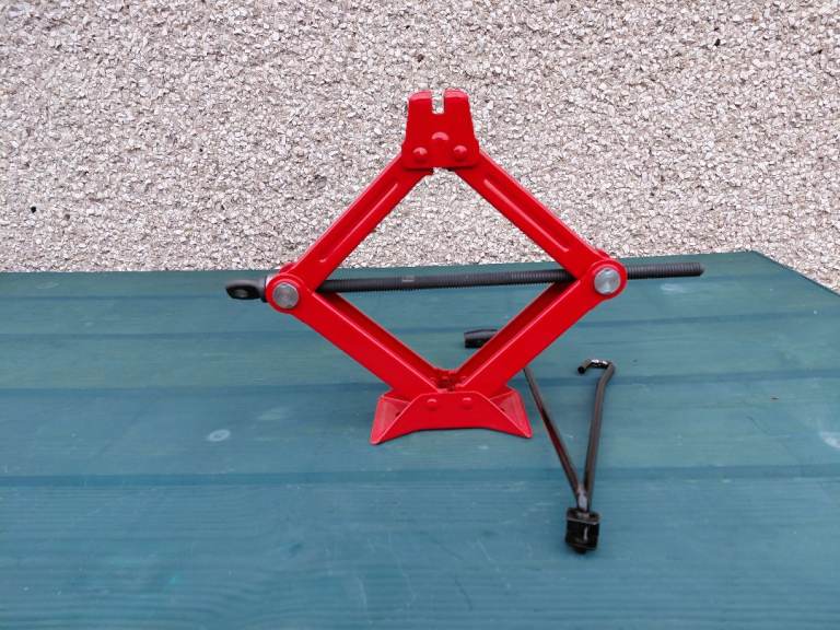 Hilka 1.5t Scissor Jack – Red, Good Condition
