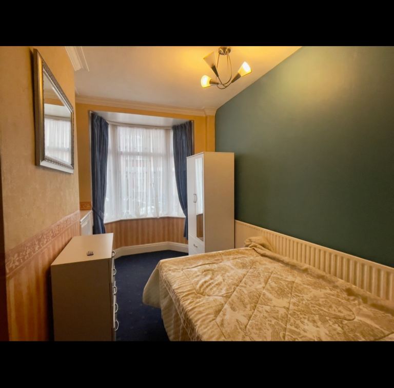Fully furnished large double room near Highcross