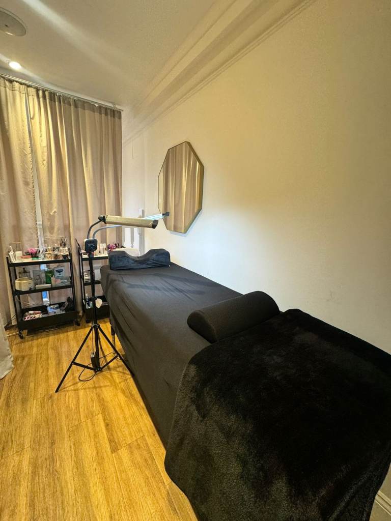 Private Lash Bed in Salon – For Rent