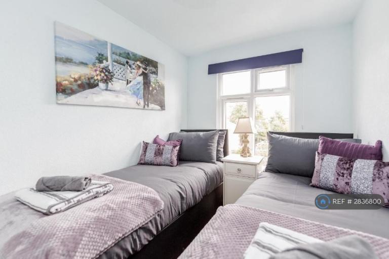 3 bedroom flat in Merton Road, Watford, WD18 (3 bed) (#2836800)