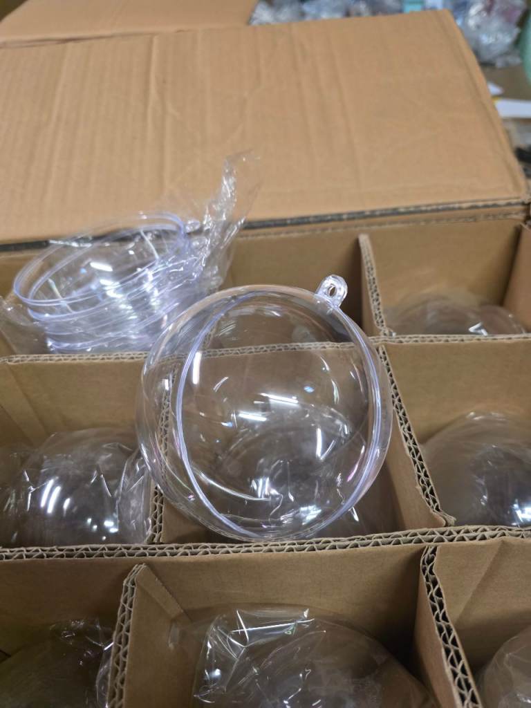 A new still packed pack of 5 clear plastic baubles. .
